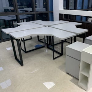 Bàn làm việc chân thép
